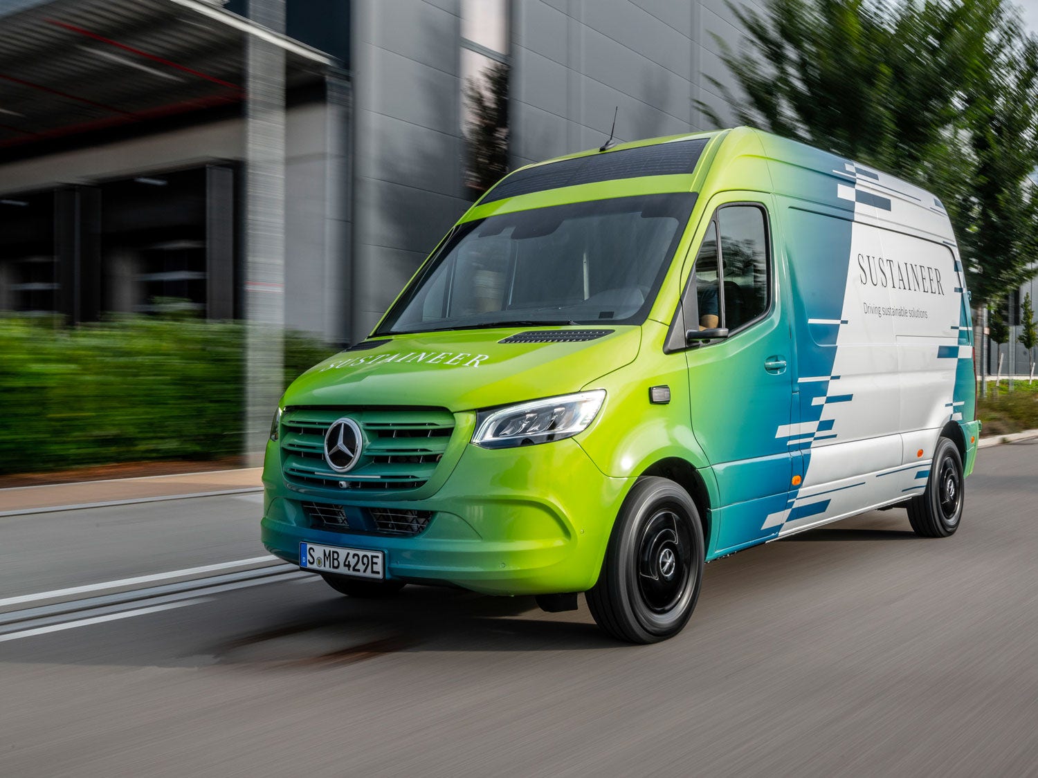 Mercedes-Benz SUSTAINEER with fine dust particle filters from MANN+HUMMEL